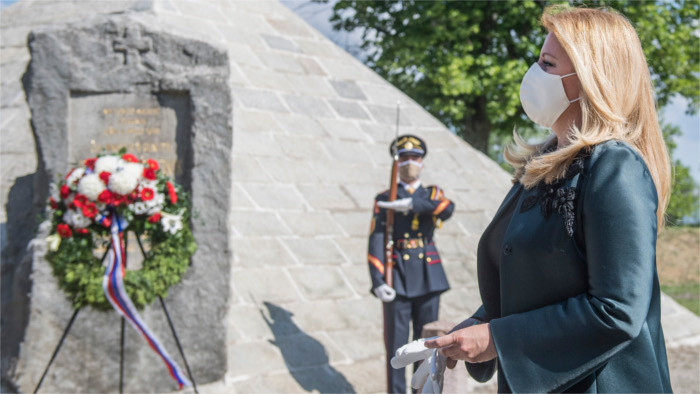 Presidenta eslovaca coloca corona de flores en el monumento a M. R. Štefánik en Ivanka pri Dunaji 