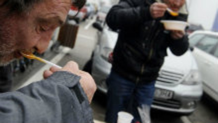 Policajt Patrik Čech pomáha trenčianskym bezdomovcom
