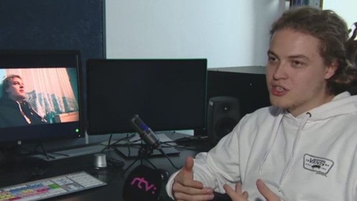 YouTubers fight “fake news”