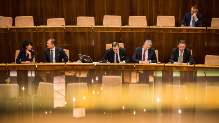 Nicholsonová renuncia a una serie de derechos tras asumir la vicepresidencia del Parlamento