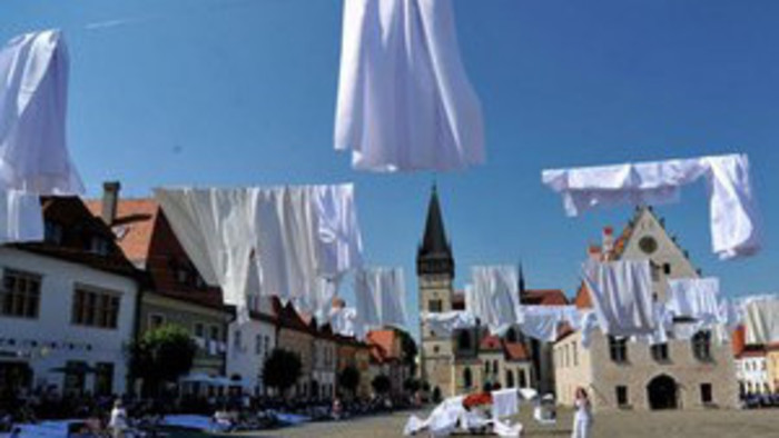 Bardejov se enfunda en color blanco en protesta por los conflictos que azotan al mundo