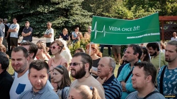 Szétesik az Akadémia?