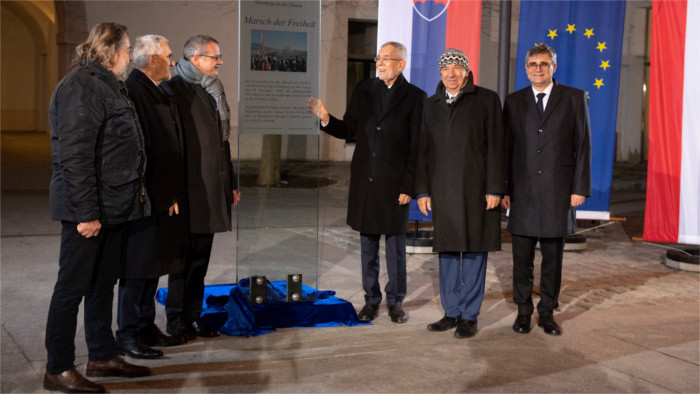 El presidente austríaco descubre una placa conmemorativa a la Marcha de la Libertad