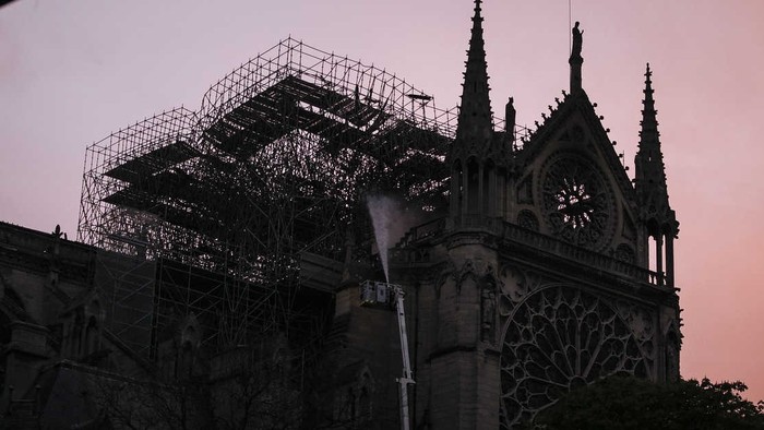 Notre-Dame krátko po požiari
