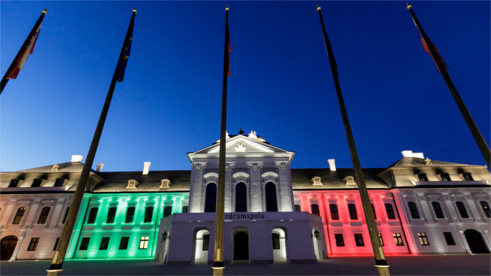 Le palais Présidentiel illuminé en tricolore italienne