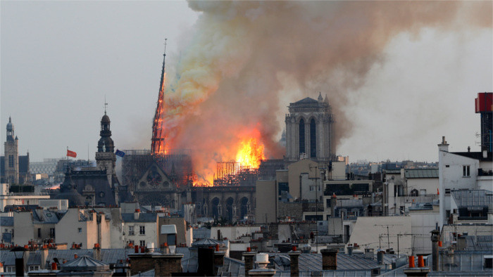 Reaktionen auf Brandkatastrophe in Notre-Dame