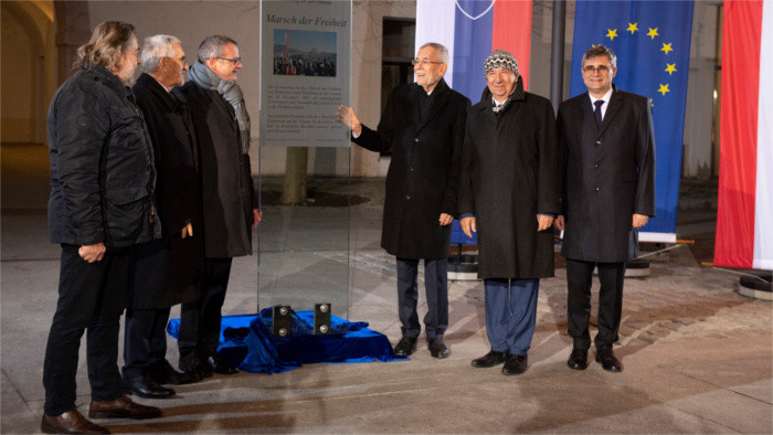 Plaque honouring 1989 Bratislava-Hainburg march unveiled