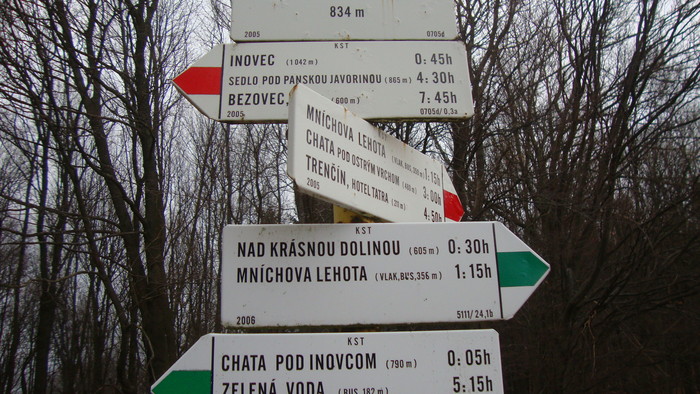 inovecká chata - smerové turistické značky.JPG