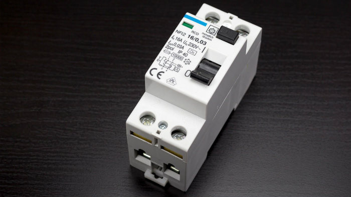 Ako ističe ovplyvňujú poplatky za elektrinu