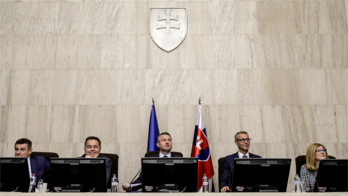 El Gobierno propone prohibir actividades empresariales a funcionarios públicos