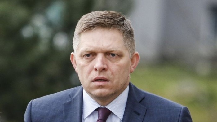 Fico, a tanácstalan