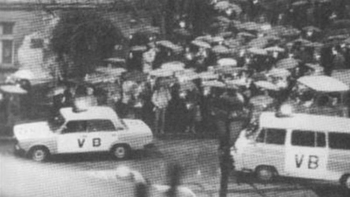 30 éve verték szét a gyertyás tüntetést