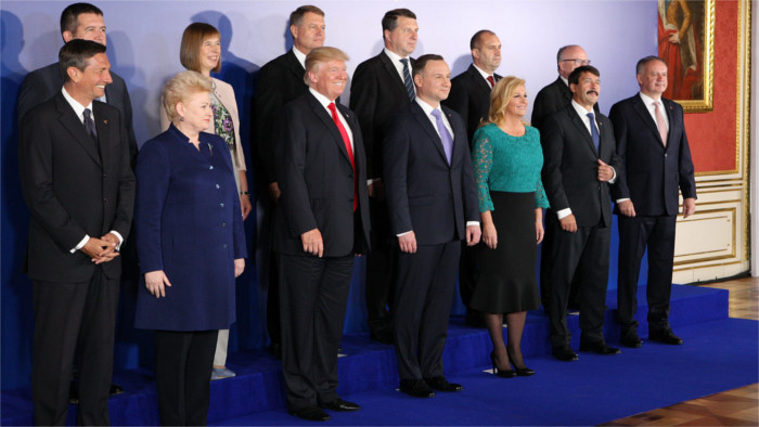 Kiska speaking to Trump in Warsaw