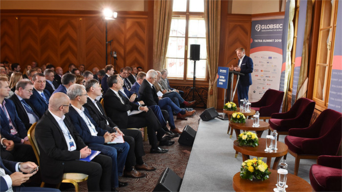 Tusk y Kažimír, condecorados con el premio Globsec European Award 