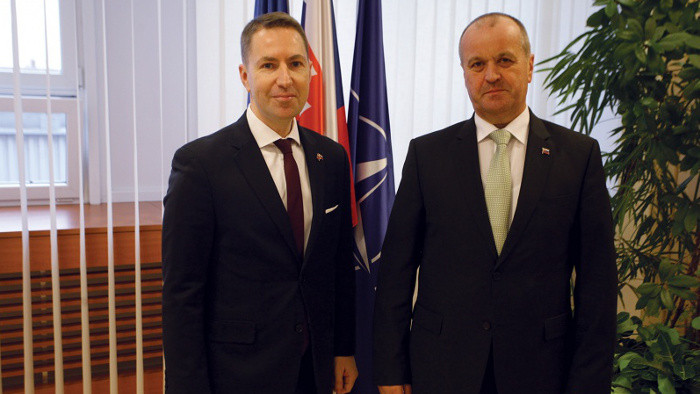 Defence Minister meets with British Ambassador