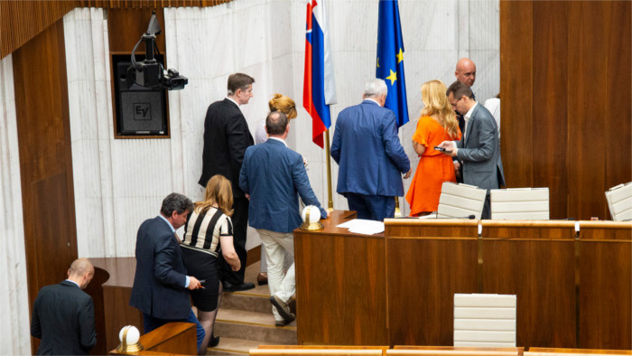 Parlamento no consigue elegir a los candidatos para magistrados del Constitucional 