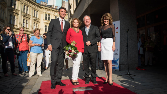 Emília Vášáryová na Chodníku slávy pred Mestským divadlom P. O. Hviezdoslava_SITA.jpg