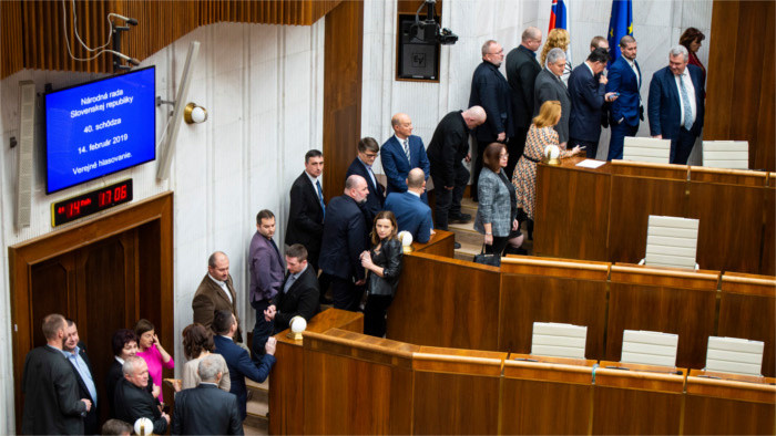 Parlament opäť nezvolil kandidátov na ústavných sudcov