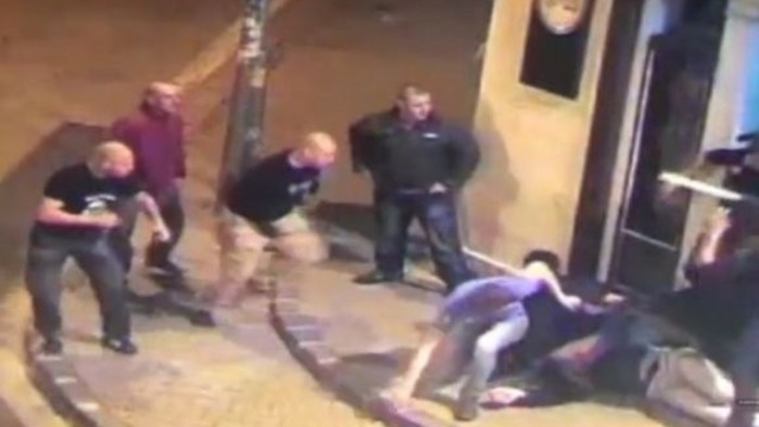 La policía investiga el brutal ataque de un grupo skinhead a un grupo de universitarios
