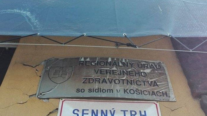 Vizuálny smog na Sennom trhu č. 4 v košickom starom meste (1).jpg