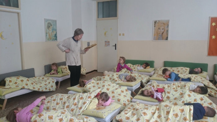 Seniori čítajú deťom v škôlkach rozprávku