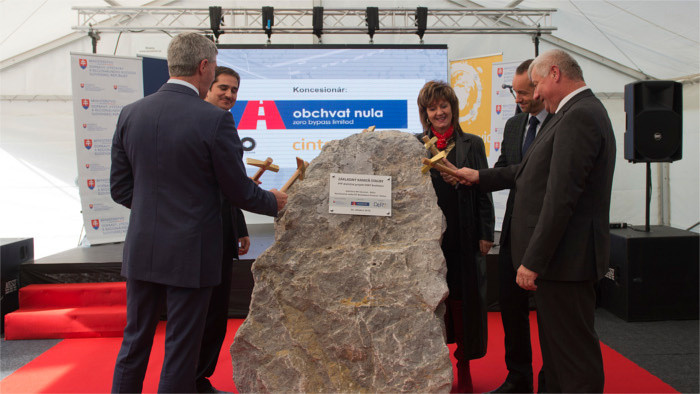 Colocan la primera piedra para la construcción de la Circunvalación Bratislava