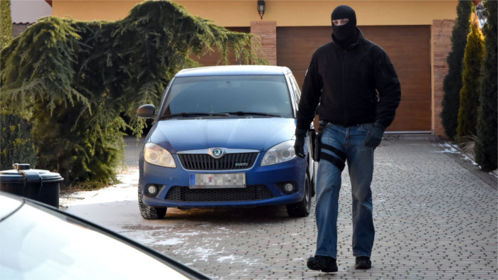 Policía descubre a dos personas que planeaban armarse e ir a Veľká Mača