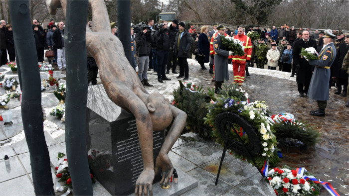 Lajčák inauguró en Pristina un monumento a los 42 militares eslovacos fallecidos en Hejce