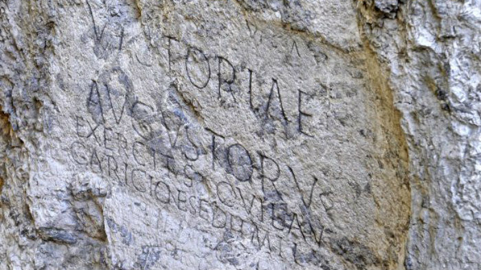 Altrömischer Schriftzug in Trenčín wird instandgesetzt