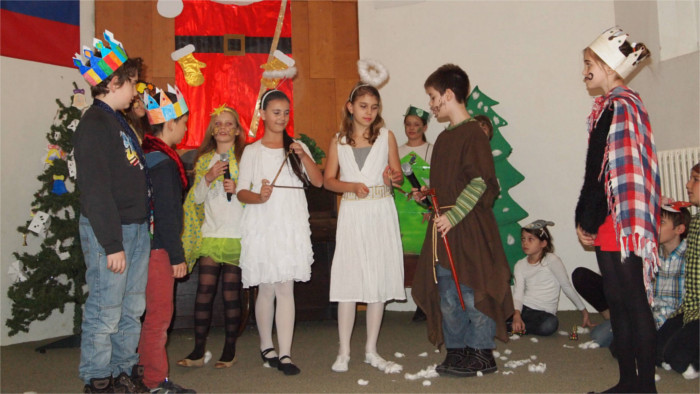 Kleine Schulengelchen freuen sich auf Weihnachten