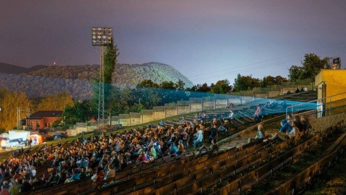  O európskom unikáte – prehliadke panoramatických filmov pod holým nebom v Banskej Bystrici