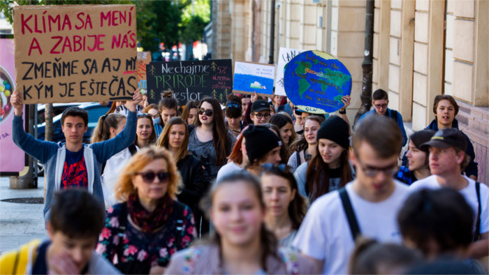 Jóvenes eslovacos se suman a protestas por el cambio climático