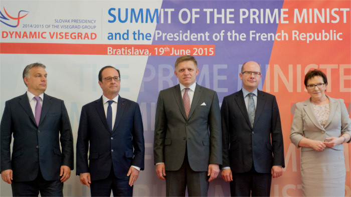 François Hollande llega a la cumbre del V4 en Bratislava
