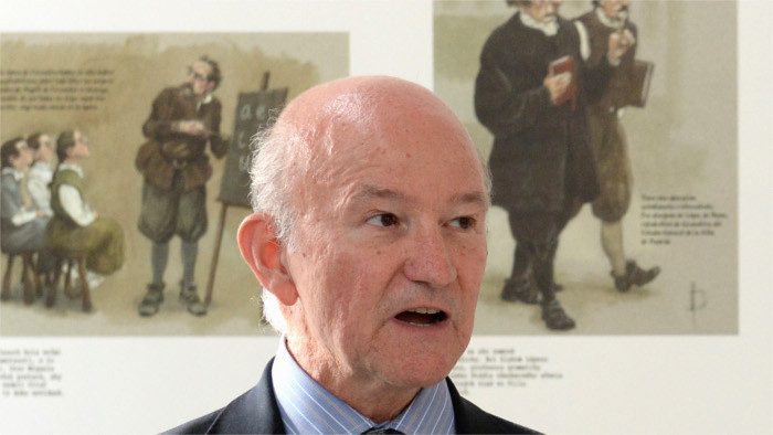 El ministro de Asuntos Exteriores condecora al embajador saliente de España 
