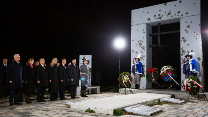 Ofrenda floral de los representantes del V4 en la Puerta de la Libertad