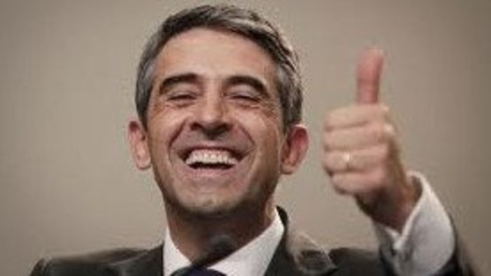 El presidente eslovaco Ivan Gašparovič entregó a su homólogo bulgaro Rosen Plevneliev un cheque por valor de 100.000 euros