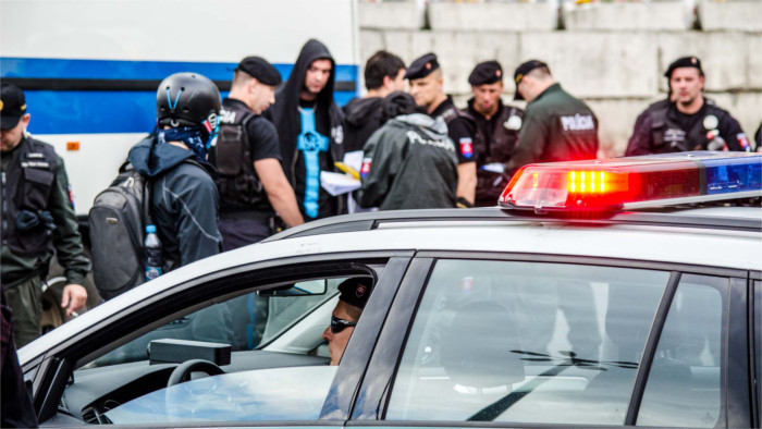 Enfrentamientos entre policía y extremistas paralizan el centro de Bratislava