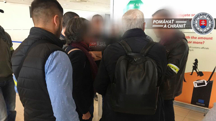 Agentes de NAKA detienen a ciudadano italiano en aeropuerto de Bratislava