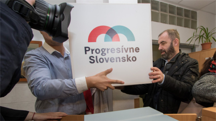 Progressive Slovakia submits signatures to be registered as party 