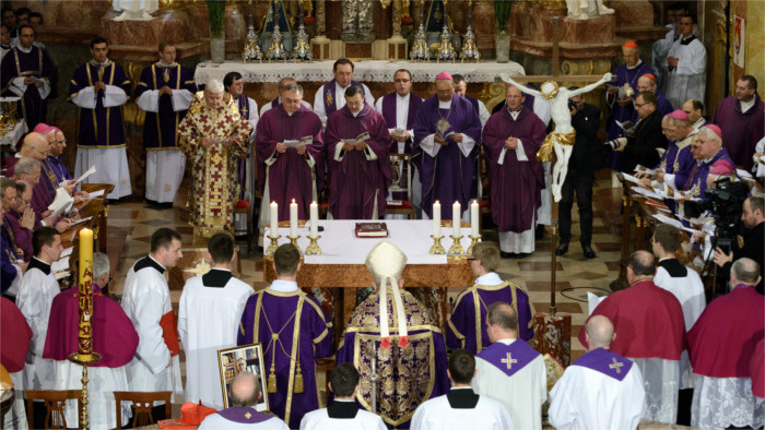 Funeral of Cardinal Korec draws thousands of mourners 