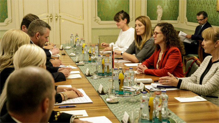 MEPs see no thick line behind the past
