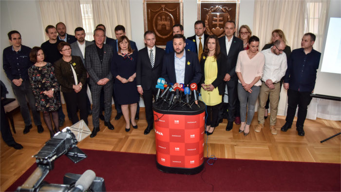 Vallo presenta un nuevo sistema de aparcamiento de coches en la capital