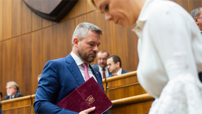 Pellegrini sobrevive a la moción de censura presentada por la oposición
