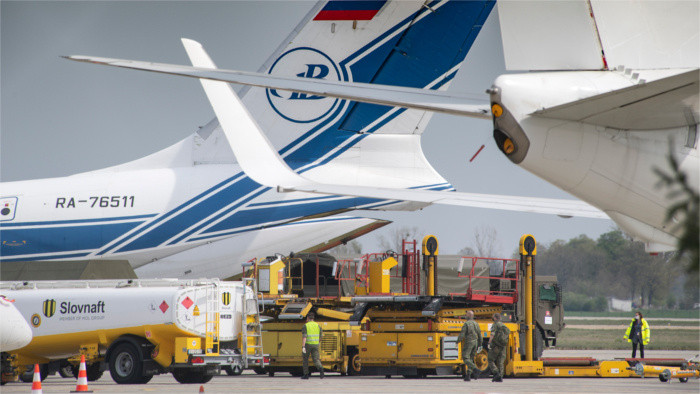 Continúa llegando material sanitario de China al aeropuerto de Bratislava