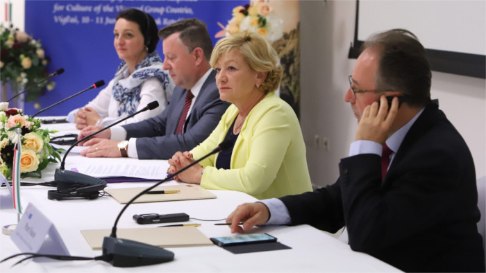 V4 discusses preservation of traditional folk culture 