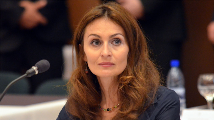 Kalavská: “el aumento de sueldo de las enfermeras debería ser sensible”