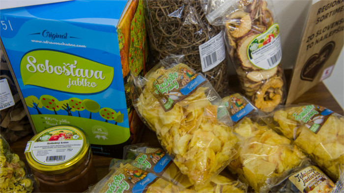 Los eslovacos, preocupados por el nuevo virus, almacenan alimentos 