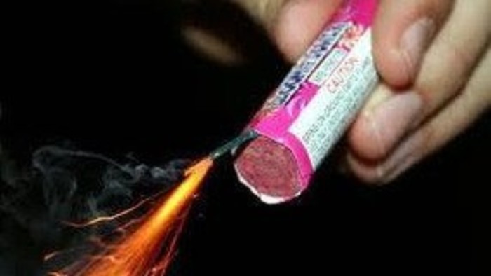 Tres personas resultan heridas durante detonación de bengala en partido de fútbol