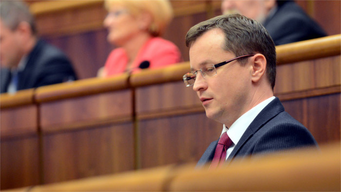 Education Minister survives vote of no-confidence
