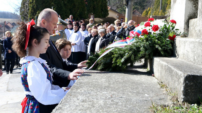 Defence Minister commemorated victims of WWII massacre
